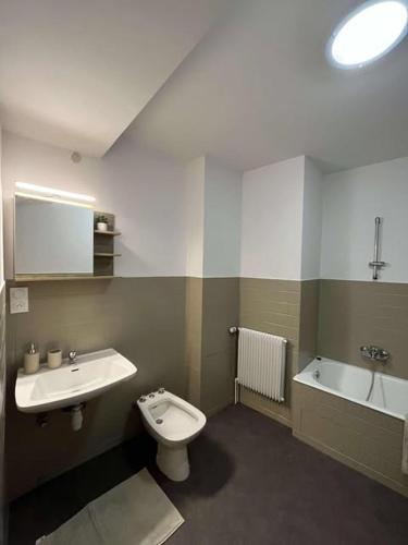 a bathroom with a sink and a toilet and a tub at Chambre Au Grès des Vosges - À l'Ancien Hôtel de Reichsfeld in Reichsfeld