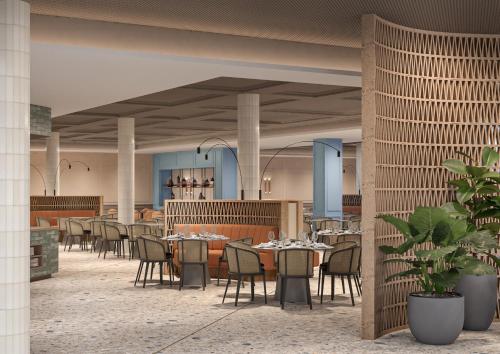 Un restaurante con mesas y sillas en un edificio. en HVD Clubhotel Miramar - 24 Hours Ultra All Inclusive & Free Parking, en Obzor