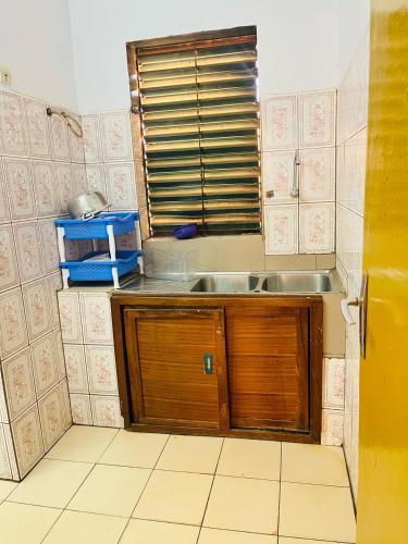 ワガドゥグーにあるRésidence Maévaのシンクと窓のあるキッチン