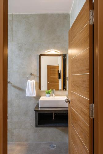 Bilik mandi di Olive Service Apartments - Koramangala