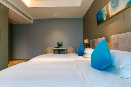 Postel nebo postele na pokoji v ubytování SSAW Boutique Hotel Wenzhou Dexin