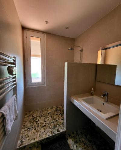 une salle de bain avec un lavabo et une fenêtre dans l'établissement Vacation location, à Tourrette-Levens