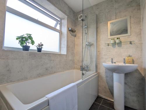 a bathroom with a sink and a bath tub and a sink at Modern Double Room W Private Bath & Free Parking in York