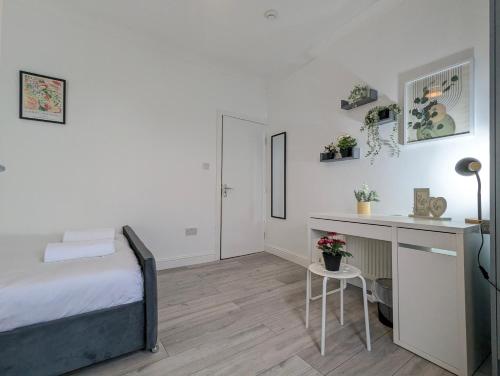 a small bedroom with a bed and a desk at Modern Double Room W Private Bath & Free Parking in York