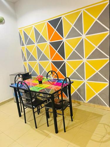 ワガドゥグーにあるRésidence Maévaの椅子と壁のあるダイニングテーブル