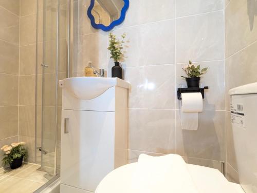 a bathroom with a toilet and a sink and a shower at Modern Double Room W Private Bath & Free Parking in York