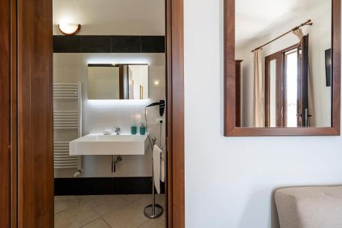 A bathroom at Tenuta Ricco With Pool And Garden