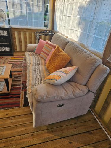 un sofá con almohadas en una habitación en Mobilehome cosy, en Biscarrosse