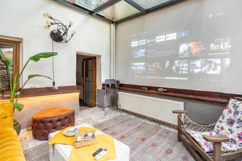 TV a/nebo společenská místnost v ubytování House of Soul & Triplex with a Winter Garden