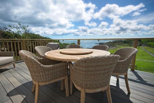 un tavolo in legno e sedie su una terrazza con vista di Muir Lodge a Gatehouse of Fleet
