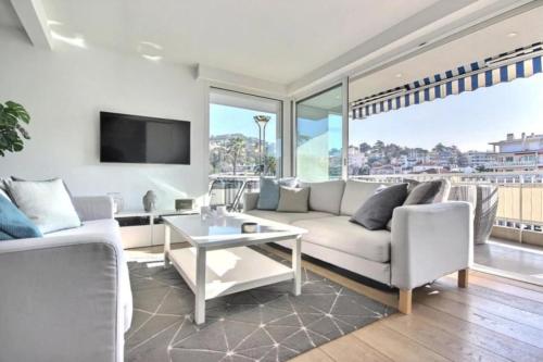 un salon avec un canapé et une table dans l'établissement Ideally located between the sea and Rue d'Antibes, à Cannes