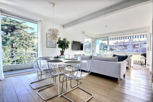 un salon avec un canapé, une table et des chaises dans l'établissement Ideally located between the sea and Rue d'Antibes, à Cannes