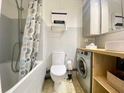 La salle de bains est pourvue de toilettes et d'un lave-linge. dans l'établissement PORT CAMARGUE - CHARMANT STUDIO CLIMATISE POUR 4 PERSONNES AVEC TERRASSE + PARKING, au Grau-du-Roi
