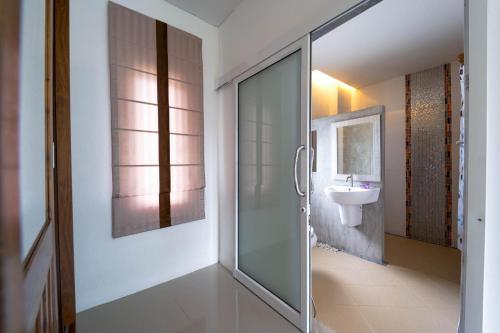 une salle de bain avec une douche en verre et un lavabo dans l'établissement Fantastic 7 Bungalow Private Resort - BR7, à Ban Huai Sai Tai