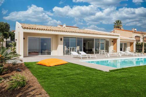 une villa avec une piscine et une cour dans l'établissement Ibaia, à Saint-Aygulf