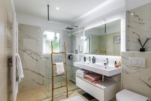 une salle de bain avec un lavabo et un miroir dans l'établissement Ibaia, à Saint-Aygulf