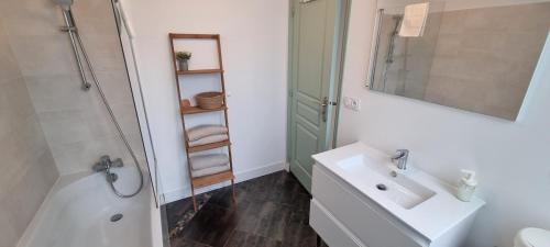 une salle de bain avec un lavabo, une douche et des toilettes dans l'établissement Appartement chaleureux en centre-ville - Parking, à Pau