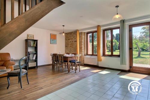 un salon avec une table et des chaises dans l'établissement Ty drenek, à Arradon