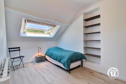 une chambre avec un lit et une étagère dans l'établissement Ty drenek, à Arradon