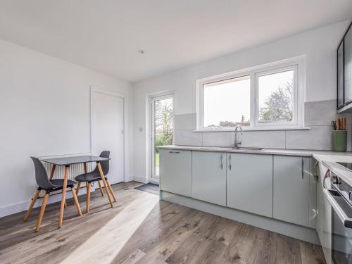 Η κουζίνα ή μικρή κουζίνα στο Charming Hayling House with Garden Pass The Keys