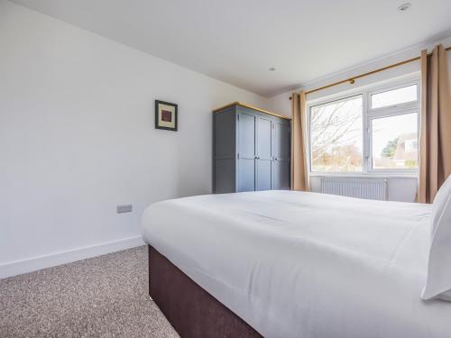 Ένα ή περισσότερα κρεβάτια σε δωμάτιο στο Charming Hayling House with Garden Pass The Keys