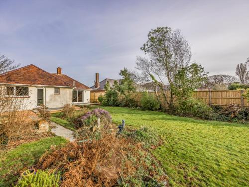Κήπος έξω από το Charming Hayling House with Garden Pass The Keys