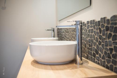 a bathroom with a tub and a sink at LA DOLOREANNE in Saint-Didier-sur-Chalaronne
