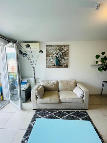- un salon avec un canapé blanc et un tapis dans l'établissement Nice modern flat, à Nice