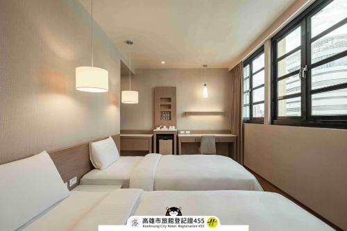 Postel nebo postele na pokoji v ubytování Kindness Hotel - Kaohsiung Main Station