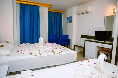 Postel nebo postele na pokoji v ubytování Azak Beach Hotel
