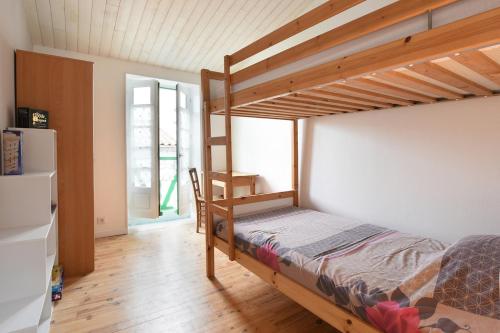 - une chambre avec 2 lits superposés et un réfrigérateur dans l'établissement Maison de pays coeur de village, à Sainte-Marie de Ré