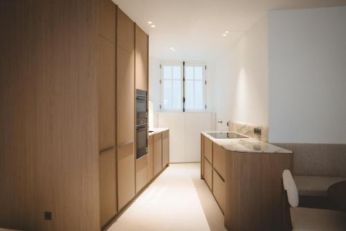 une cuisine avec des armoires en bois et un évier dans l'établissement Luxury Apartment 3BR in Paris, à Paris