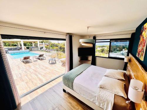 - une chambre avec un lit et une terrasse avec une piscine dans l'établissement luxe 5 étoiles à Porticcio, vue mer, proche des plages, à Porticcio