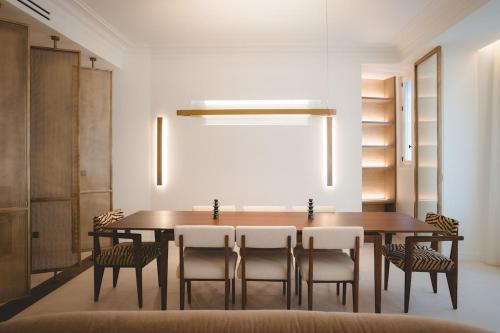 une salle à manger avec une table et des chaises en bois dans l'établissement Luxury Apartment 3BR in Paris, à Paris