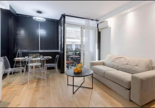 un salon avec un canapé et une table dans l'établissement Splendide appartement à 2 pas du Martinez, à Cannes