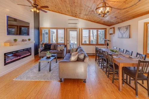 Χώρος καθιστικού στο Scenic White Mountains Retreat home