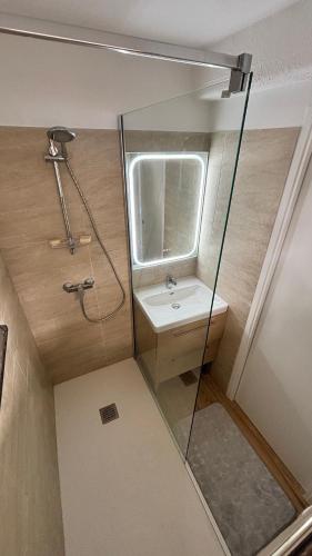 une petite salle de bain avec un lavabo et une douche dans l'établissement Porticcio Appartement T2 Résidence Terra Bella 1, proche plage & commerces, à Grosseto-Prugna