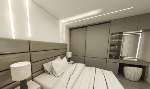 Un dormitorio con una gran cama blanca y un espejo. en Stay Mikado, en Thimarafushi