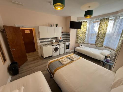 Una cocina o cocineta en United Lodge Hotel