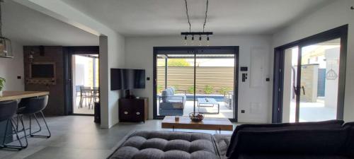 un salon avec un canapé et une table dans l'établissement Villa Balagan - El Pueblo 7 - Luxe - 6 personnes, au Cap d'Agde