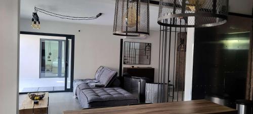 un salon avec un canapé et une télévision dans l'établissement Villa Balagan - El Pueblo 7 - Luxe - 6 personnes, au Cap d'Agde