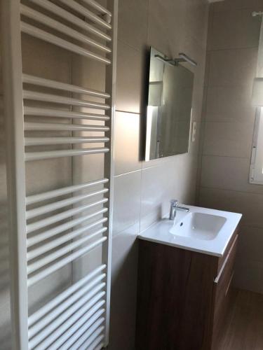 a bathroom with a sink and a mirror at Casa Mario in El Fresno