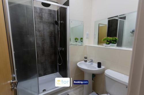 a bathroom with a shower and a sink at 2 Bedroom Apartment By The One Retreats Short Lets & Serviced Accommodation Horley Close To Gatwick Airport in Horley
