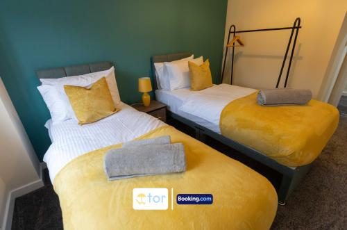 two beds sitting next to each other in a room at 2 Bedroom Apartment By The One Retreats Short Lets & Serviced Accommodation Horley Close To Gatwick Airport in Horley