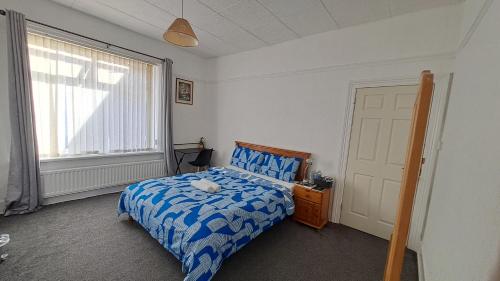 Old WalkerにあるMC Suitesのベッドと窓とドアのある寝室