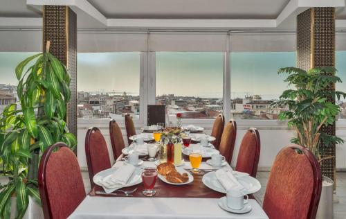 イスタンブールにあるKuran Hotel Internationalの市街の景色を望むダイニングルーム(テーブル付)