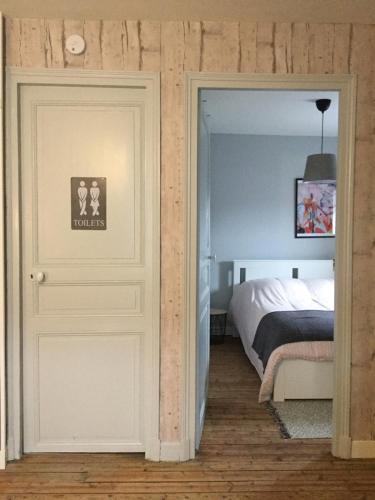 une chambre avec un lit et une porte menant à une chambre dans l'établissement Résidence Molière M3, à Soissons