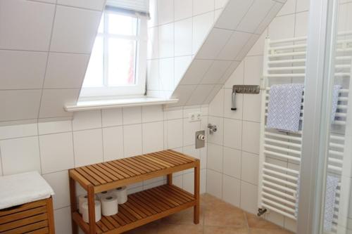 a bathroom with a sink and a shower with a window at Hüs Dikstian- Wohnung 5 in Alkersum