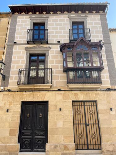 a building with two doors and two windows at Apartamentos Sol Obispo Toral in Úbeda