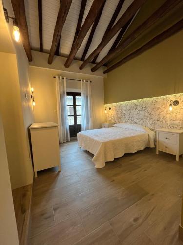 a bedroom with a large bed in a room at Apartamentos Sol Obispo Toral in Úbeda